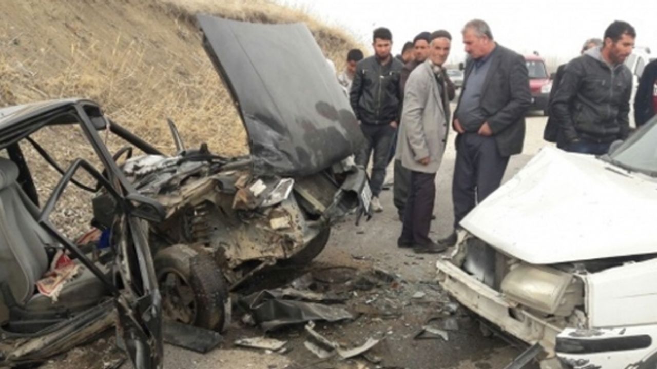 Van-Erciş karayolu üzerinde  trafik kazası 3 yurttaş yaralandı.