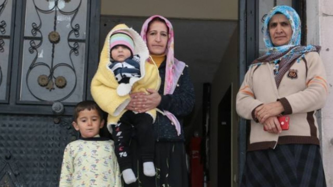 Vanlı depremzedeler 2 aydır kömür yardımı alamadıkları için soğukta yaşıyor