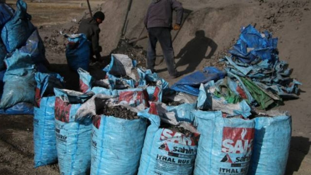 VAN:Yakılmış kömür artıklarını satarak geçimlerini sağlıyorlar