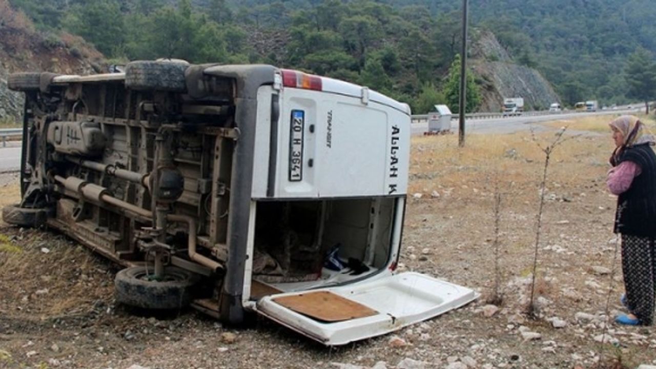Van Gürpınar'da Trafik kazası aynı aileden 9 kişi yaralı