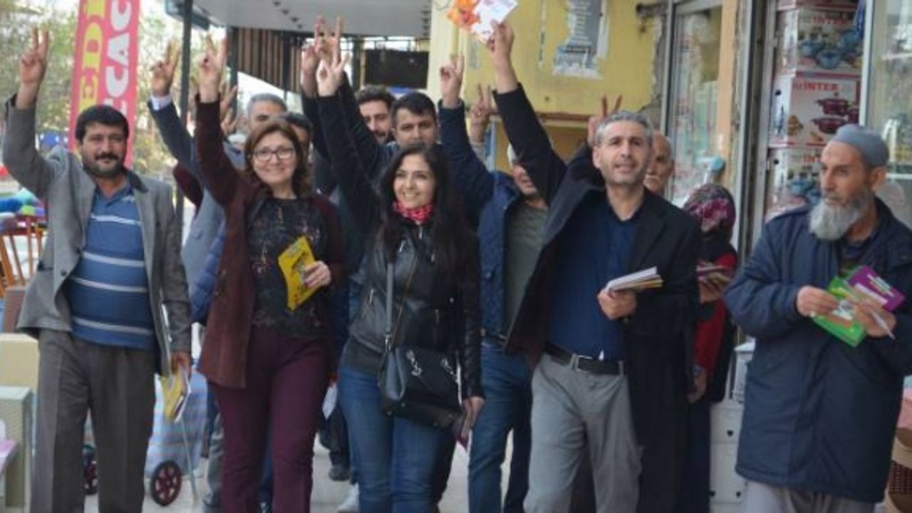 Van Milletvekili Bedia Özgökçe ve HDP hayeti  Mersin’de halkı Newroz’a davet etti
