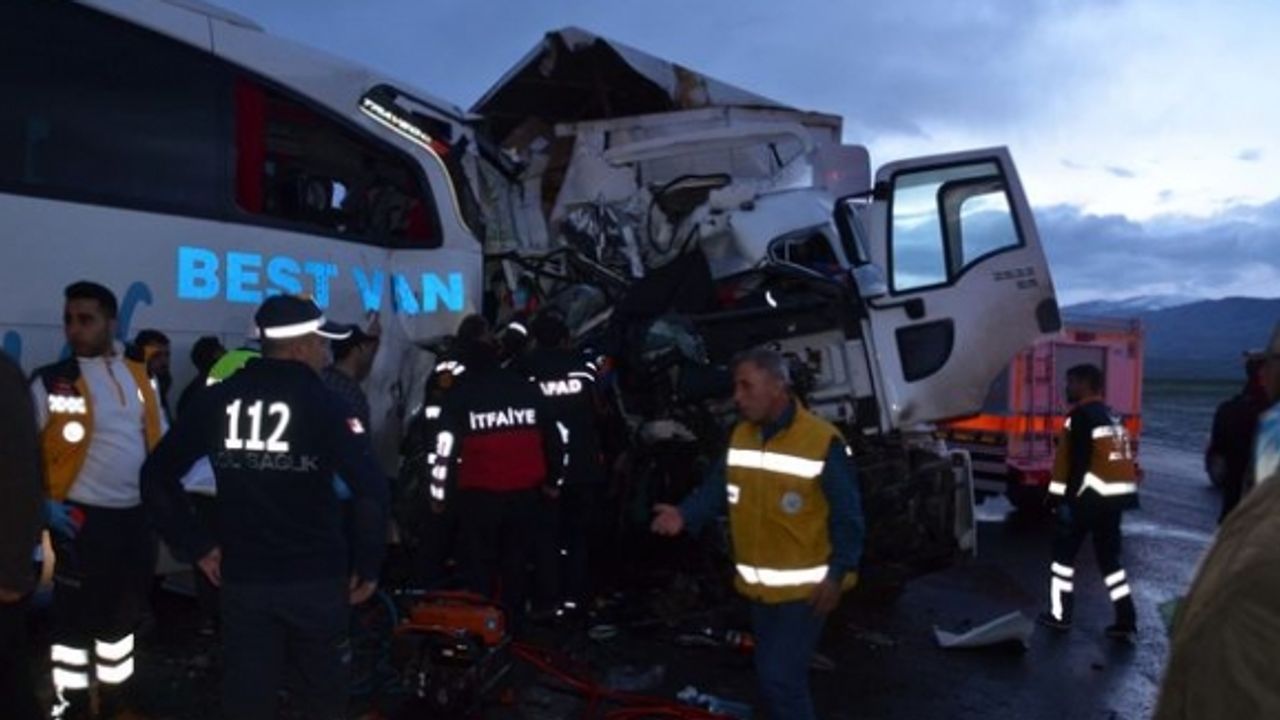 Van Otubüsü Kazayaptı 1 yurttaş hayatını kaybetti 40 yaralı
