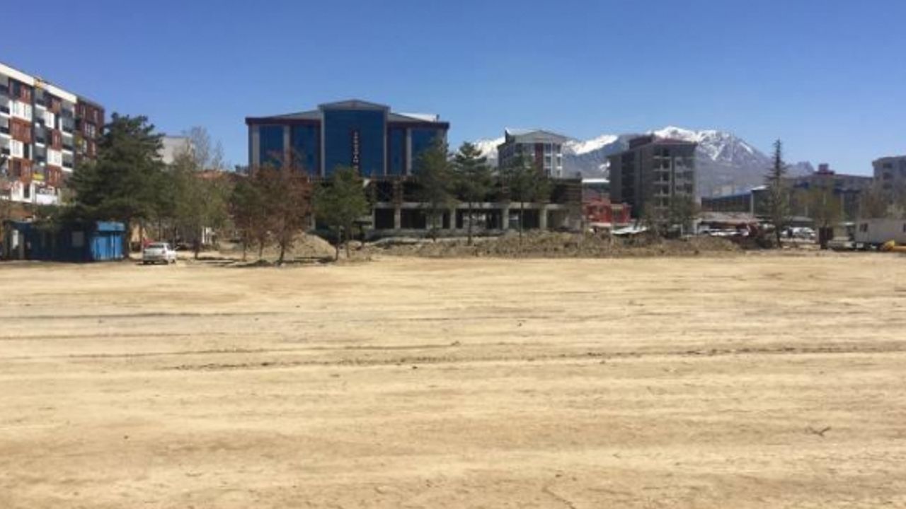 Van'da DBP’li belediye yapmak isteyince suç, kayyım yapınca hizmet!
