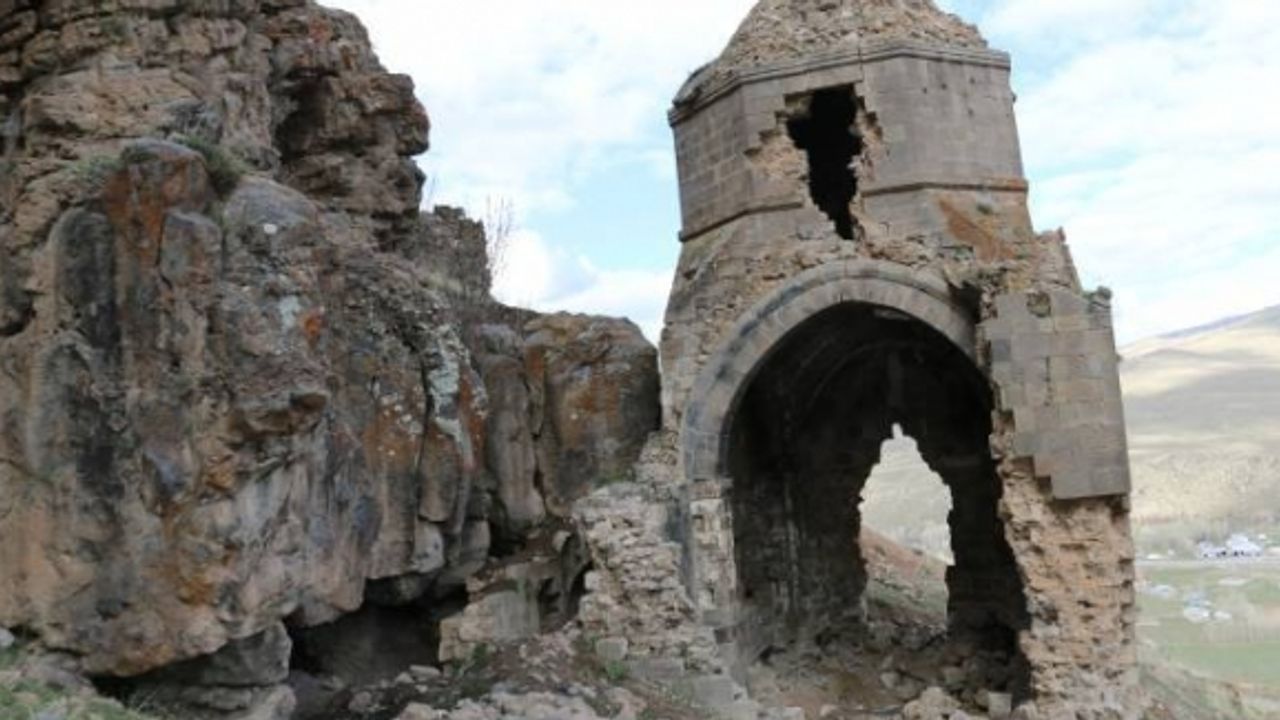 Van Muradiye Saint Stefanos Kilisesi yıkılmanın eşiğinde