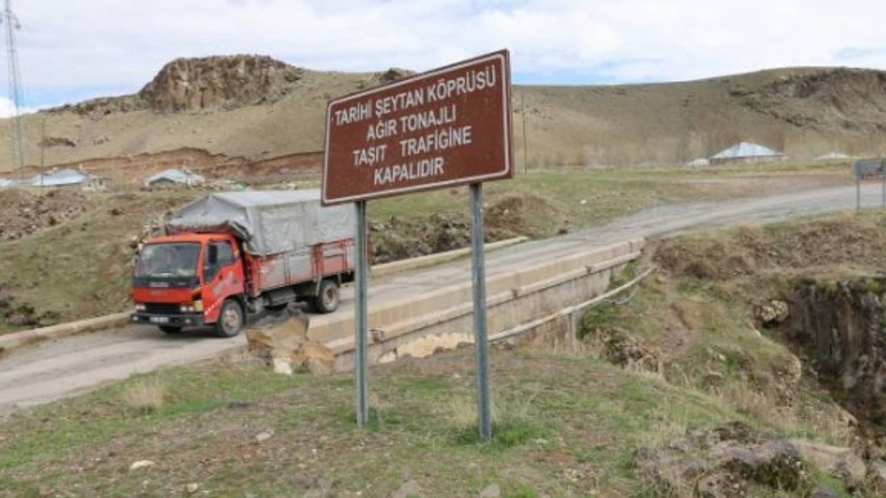 Van’ın tarihi köprüsü ağır tonajlı araçların tehlikesi altında