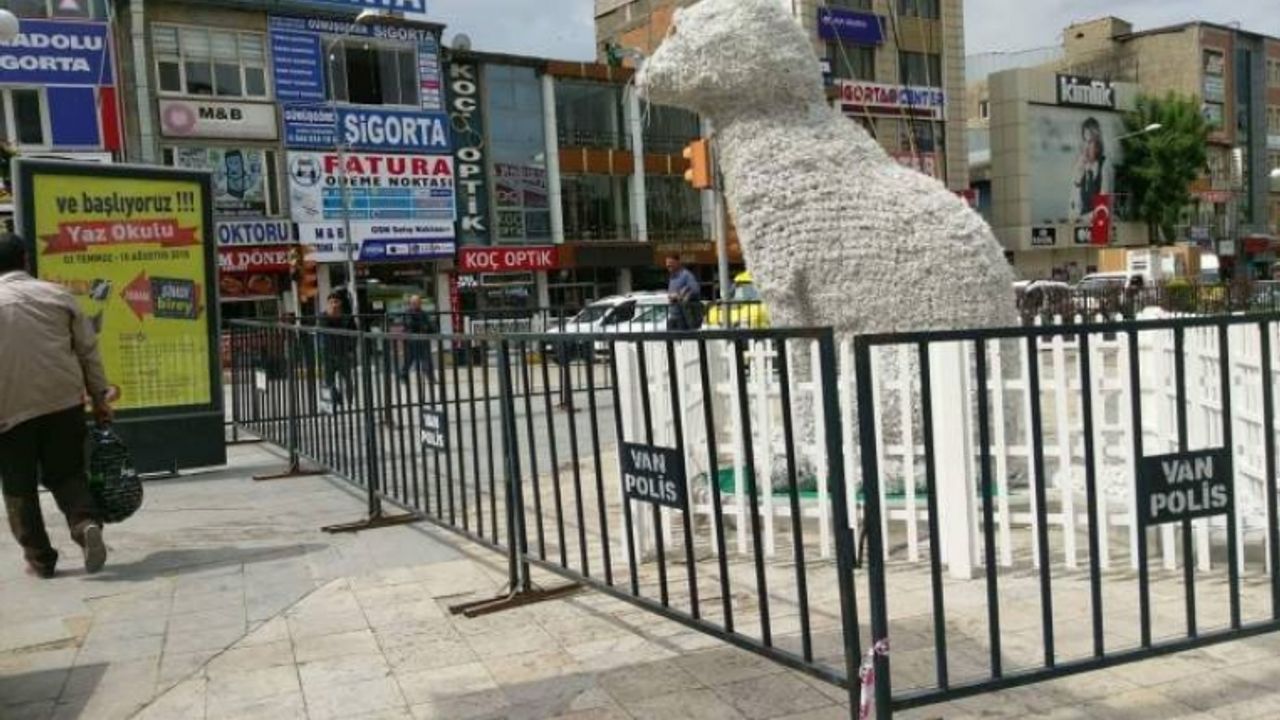 Van'da HDP'nin stant yerine ‘Çevik Kuvvet’ kondu