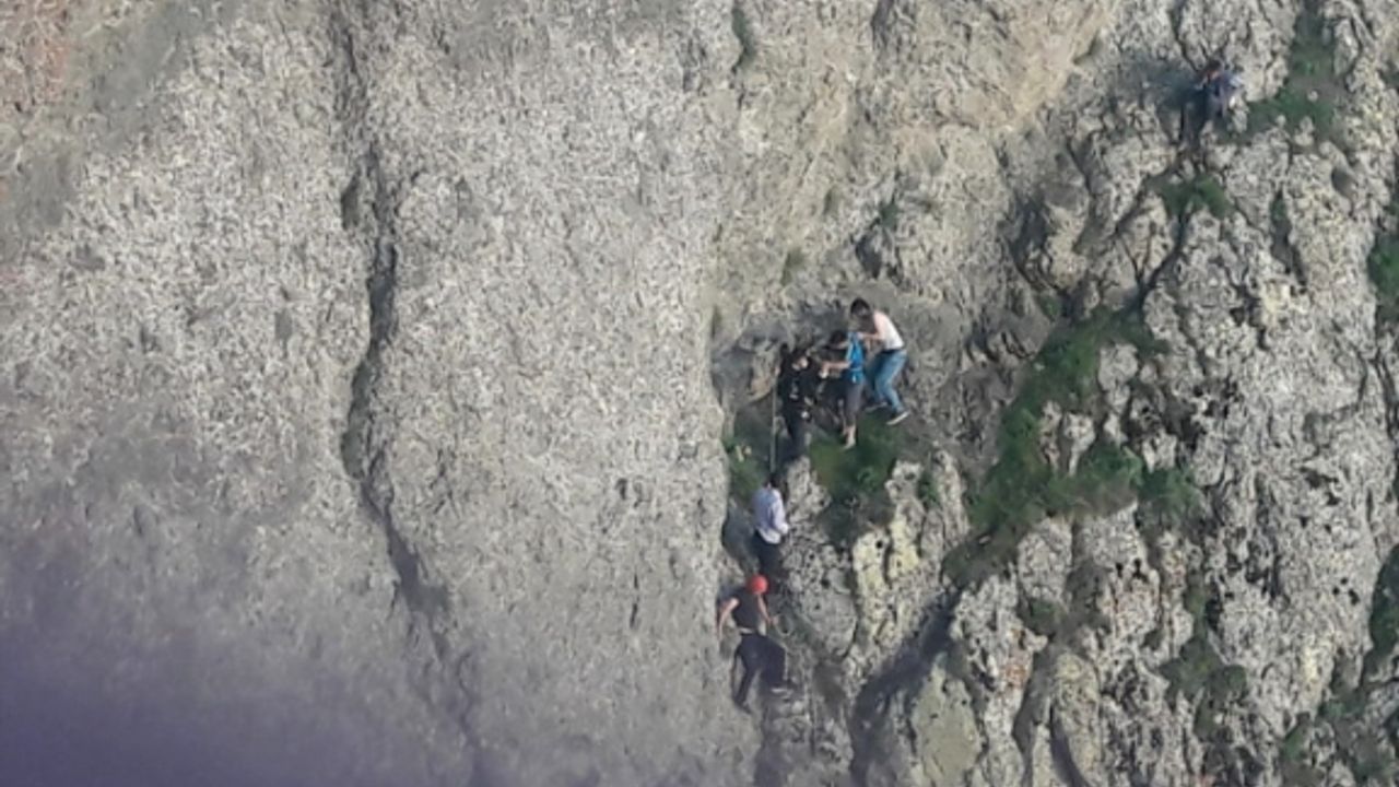 Van'da Uçkun Toplamaya Giden Çocuklar Uçurumdan Düştü: 1 ölü, 1 Yaralı
