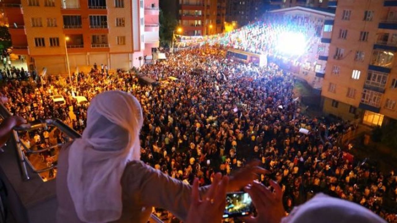 Diyarbakır halkı sokaklara döküldü: Barajı başlarına yıktık