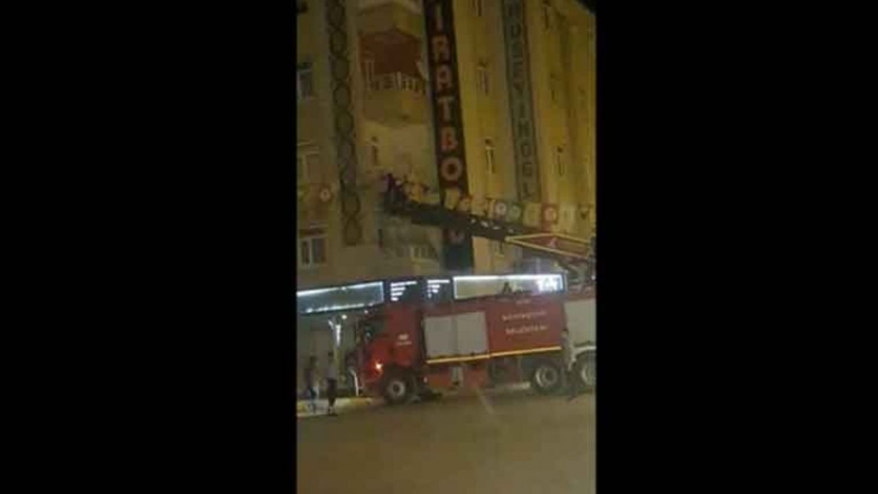 Kayyım atanan Van belediyesi HDP bayraklarını indirdi