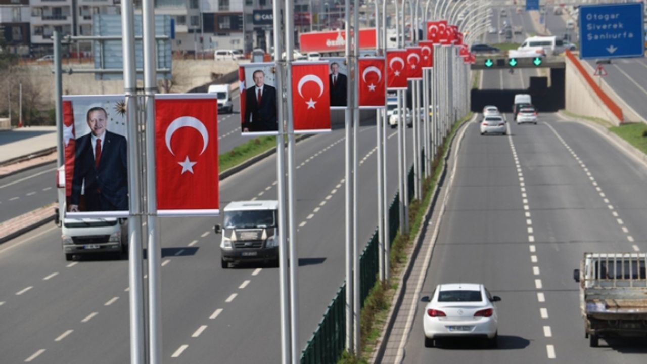 Seçim Kurulu: Erdoğan'ın posterleri yasaya aykırı