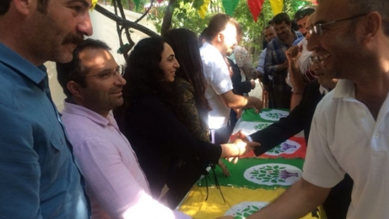 Van'da halk HDP milletvekillerini tebrik ediyor