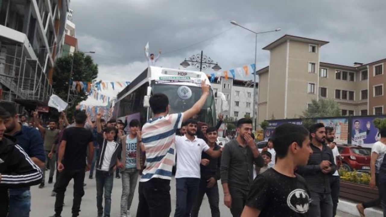 Van'da HDP otobüsünün geçişi bile miting havası yarattı