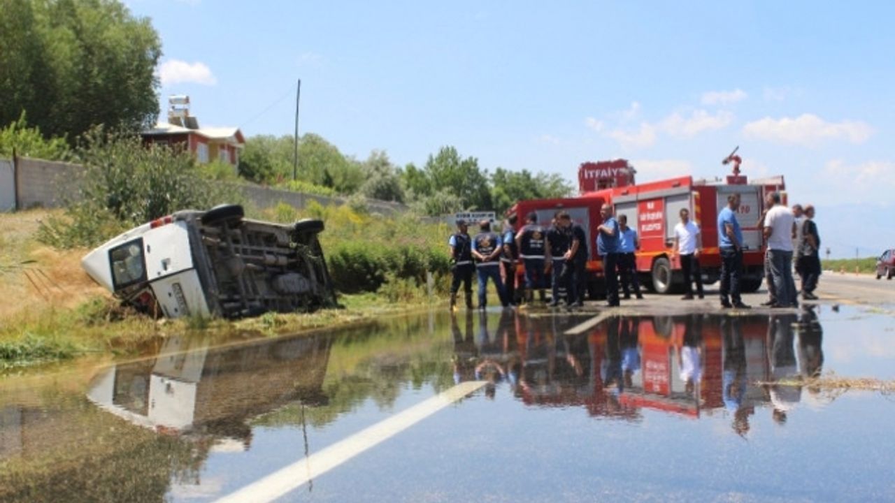 Van'da Minibüs Takla Attı: 2 Yaralı