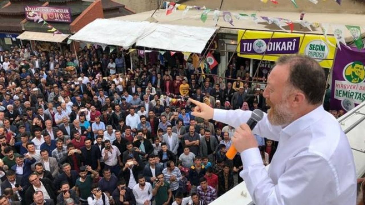 Van'da Temelli'nin gelişiyle Meydan bir anda miting alanına döndü