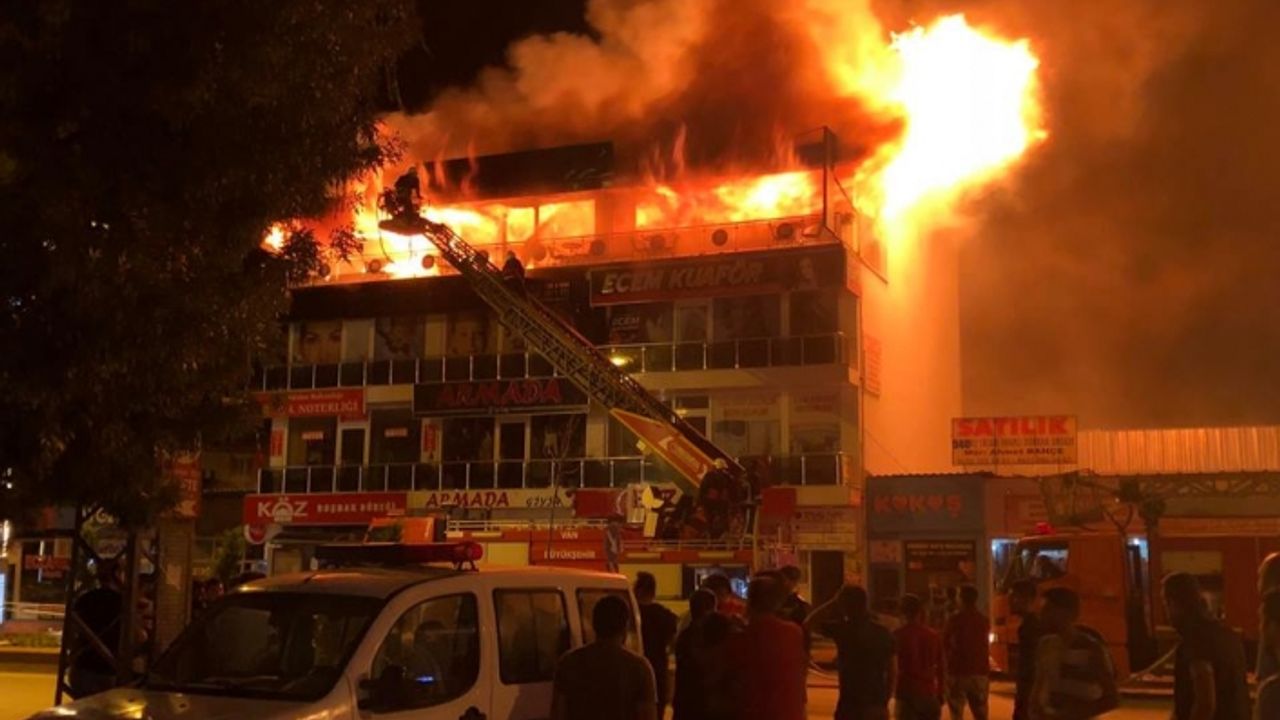 Erciş'te kafede korkutan yangın