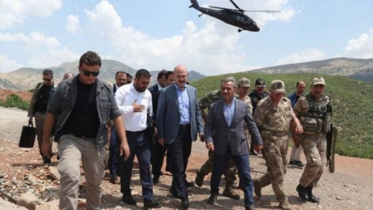 Soylu Van ve Elazığ'da (İHA) Komutanlıkları ve helikopterle kalekol ziyaret etti