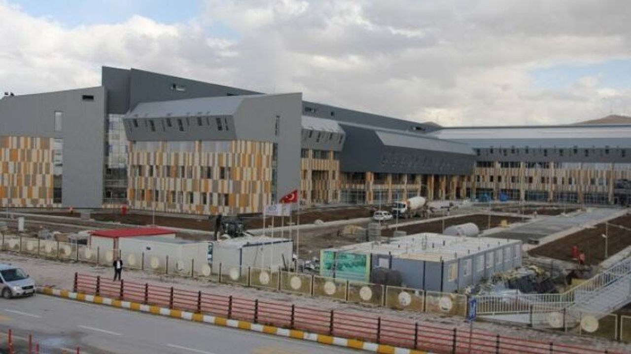 Van'da 5 defa açılışı yapılan hastane çıkan yangınla işlevsiz hale geldi