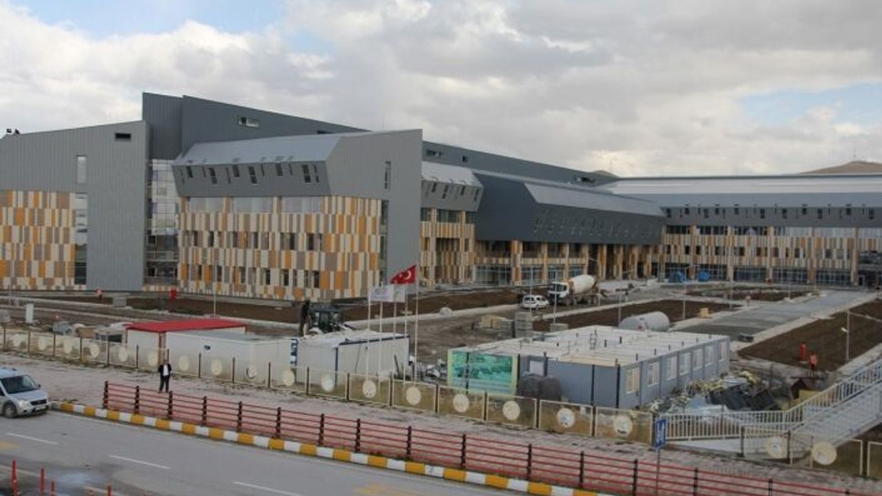 Van'da 'Hastanelerin birleştirilmesi büyük sorunlara neden oluyor'