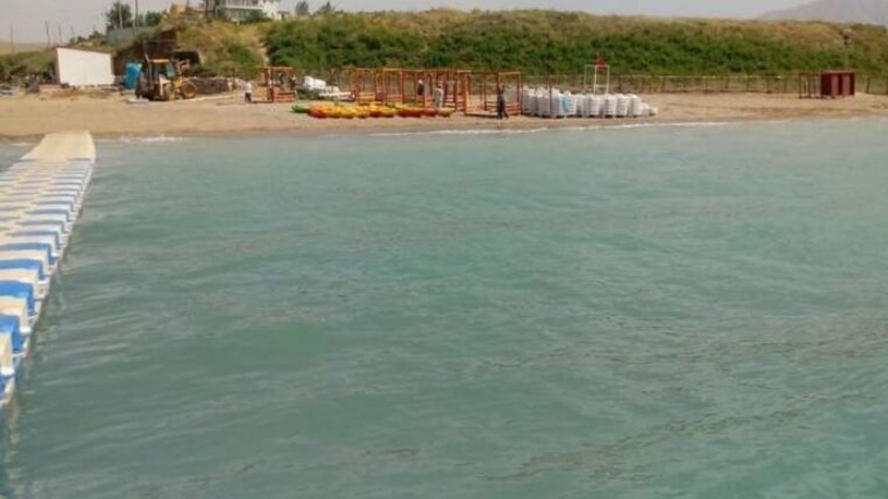 Van'da Plaj için sazlıklar yok edildi