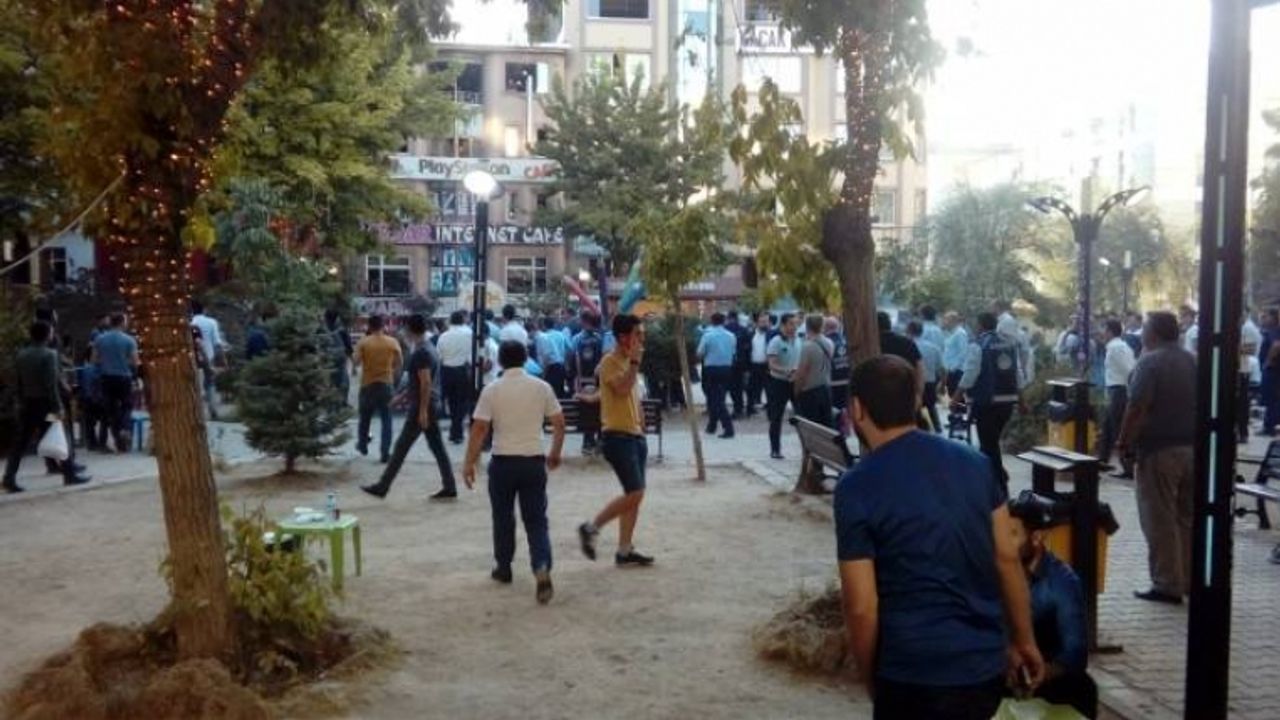 Van'da Seyyar satıcıların eşyalarını dağıtan zabıtalar parktan kovuldu