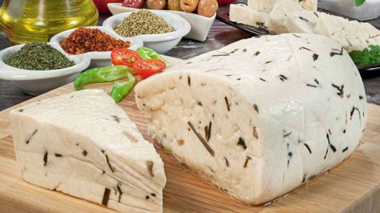 Van'da Yayla yasakları ve Ekonomik kriz otlu peyniri de vurdu: 'Ot çok peynir yok'