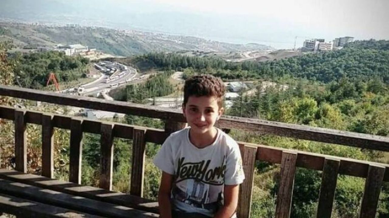 Van'da Yıkılan duvarın altında kalan küçük çocuk toprağa verildi