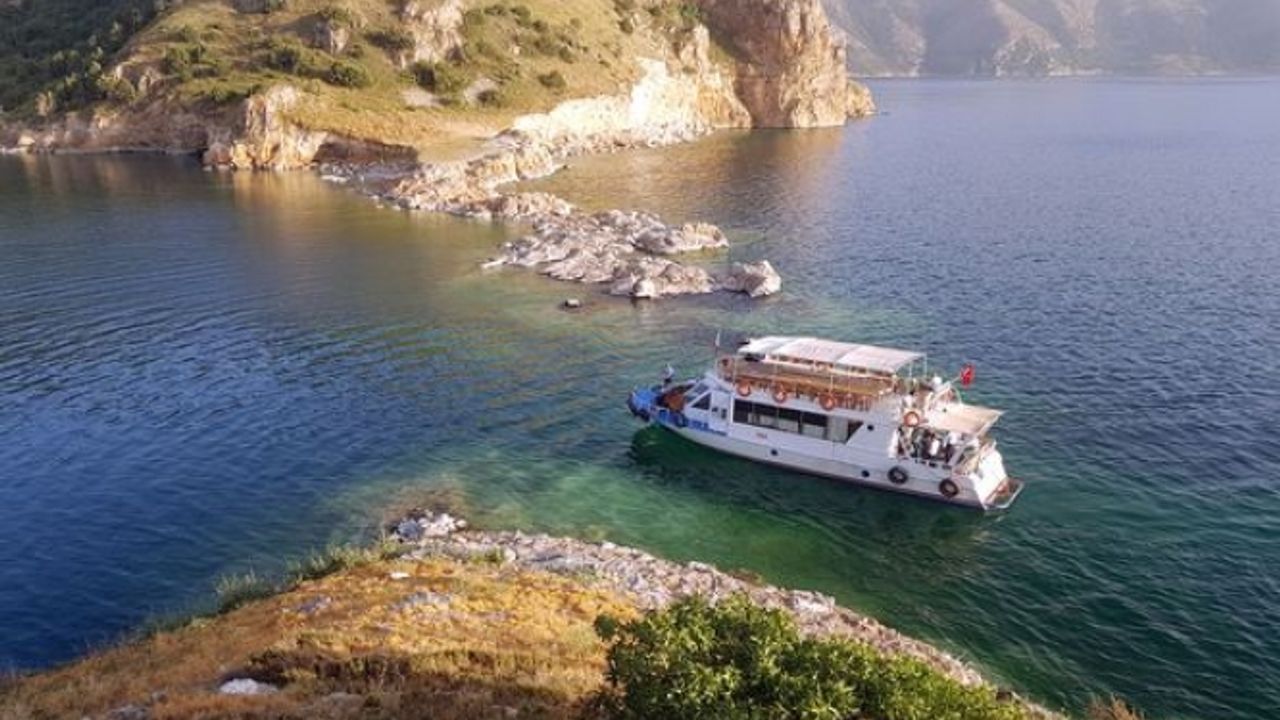 Van Gölü'nün Muhteşem Koyları  Ziyaretcilerini Bekliyor