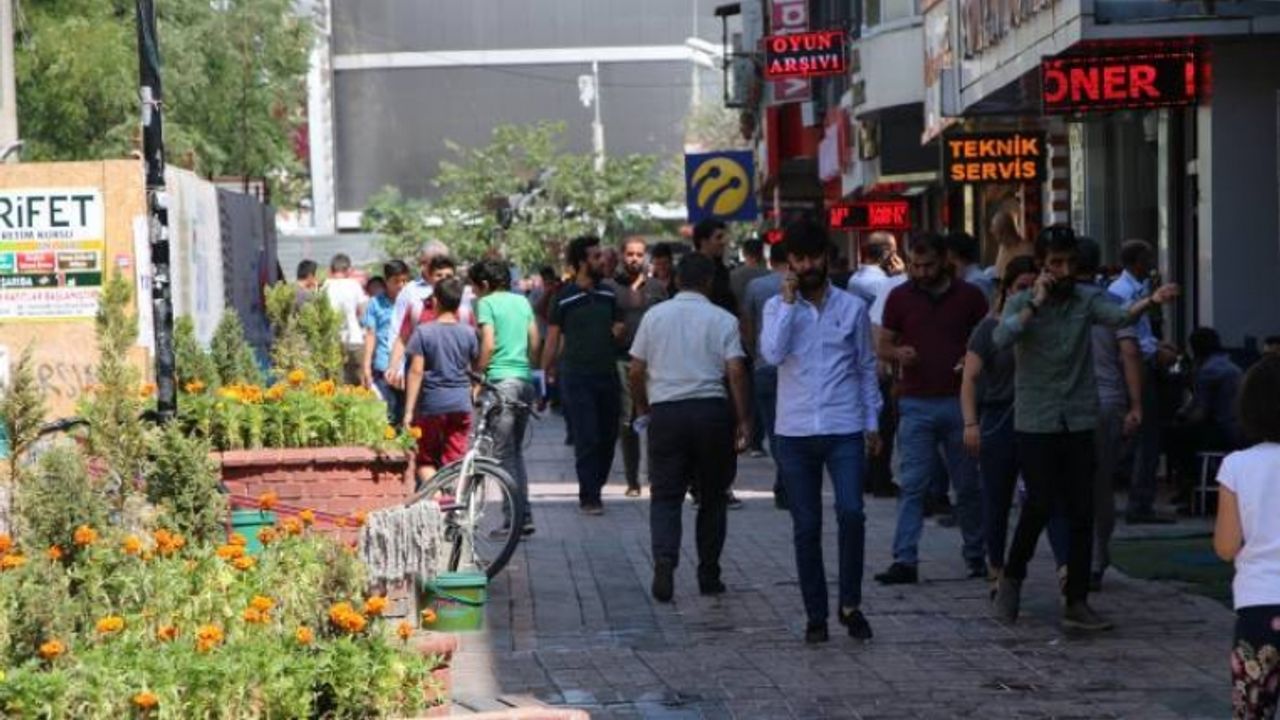 Vanlılardan OHAL yorumu: İsmi kalktı cismi duruyor!