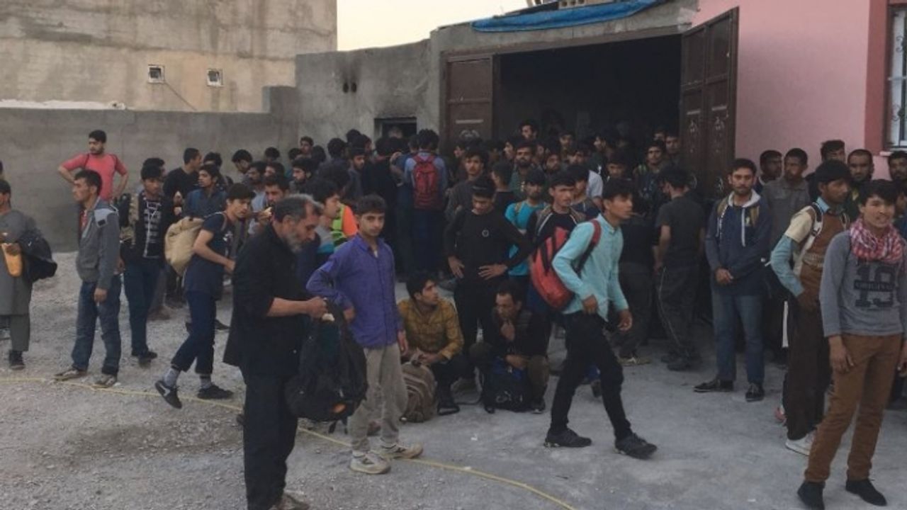 Van'da bir garajda 244 kaçak göçmen yakalandı