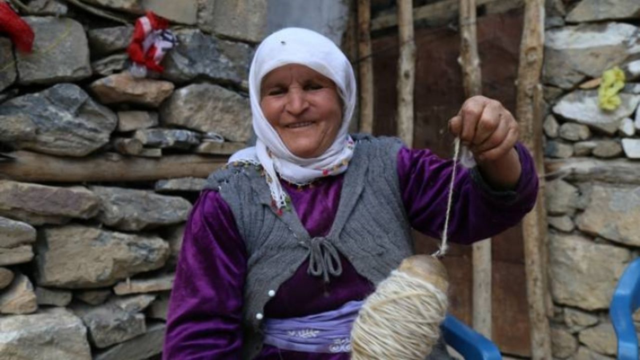 Van'da Teşîyi sabırla eğiriyor