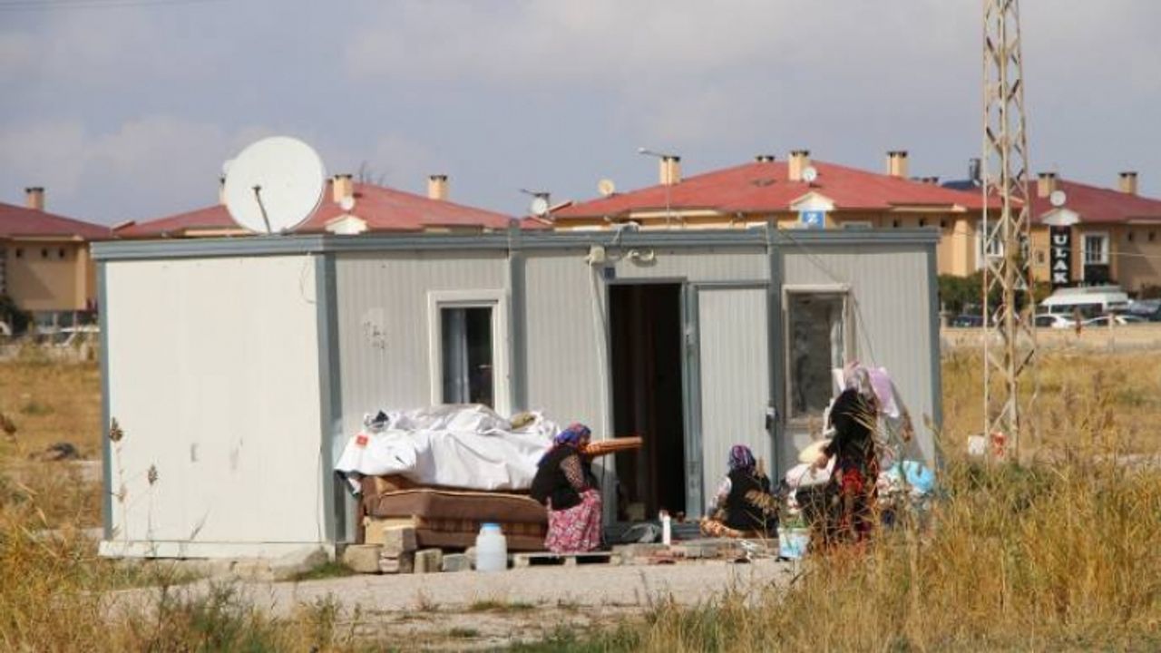 Depremin üzerinden 7 yıl geçti hala konteynırda kalıyorlar