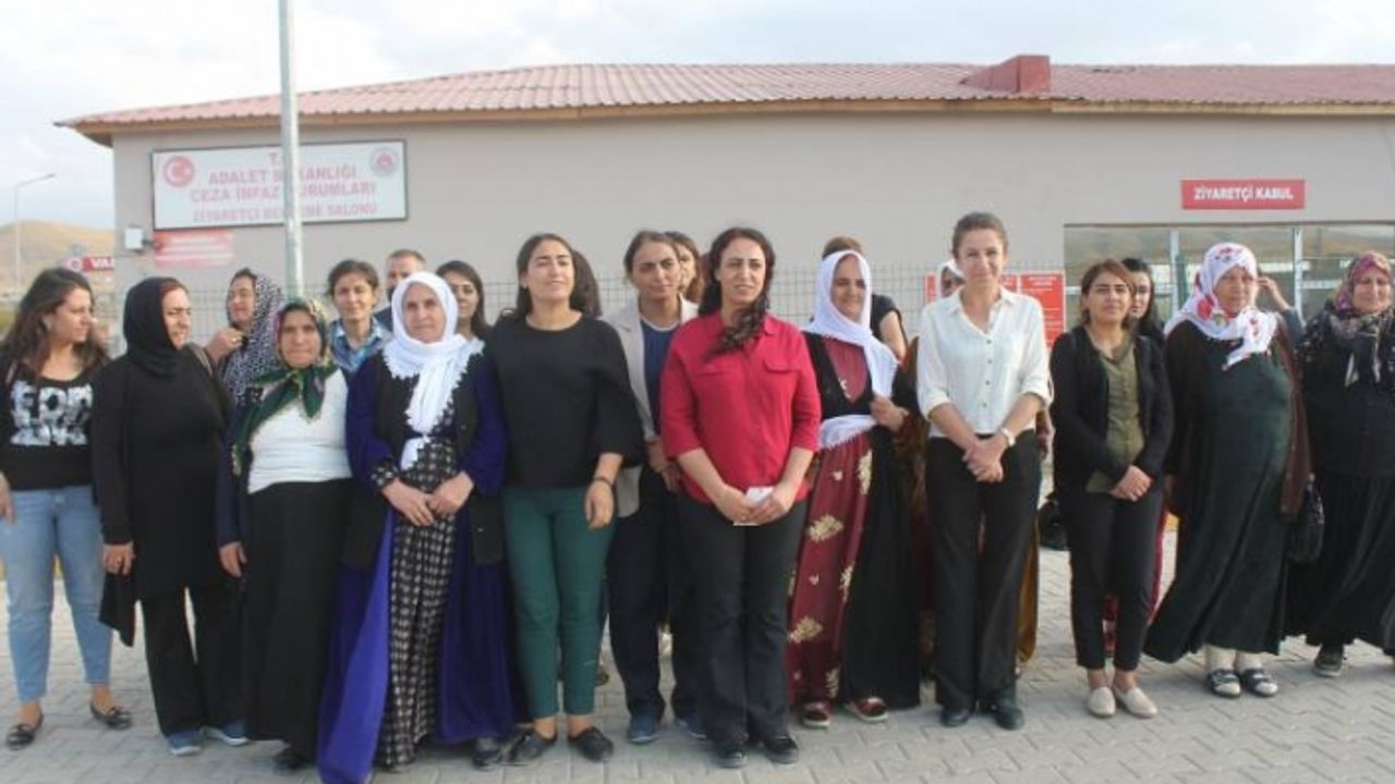 HDP Kadın Meclisi Van cezaevinde yaşanan baskıları protesto etmek amacıyla basın açıklaması yaptı