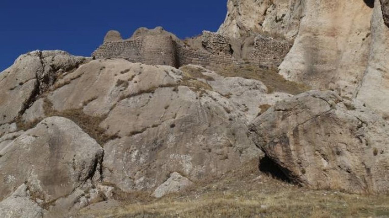 Van'da Urartulardan kalma Amik Kalesi yok olmak üzere