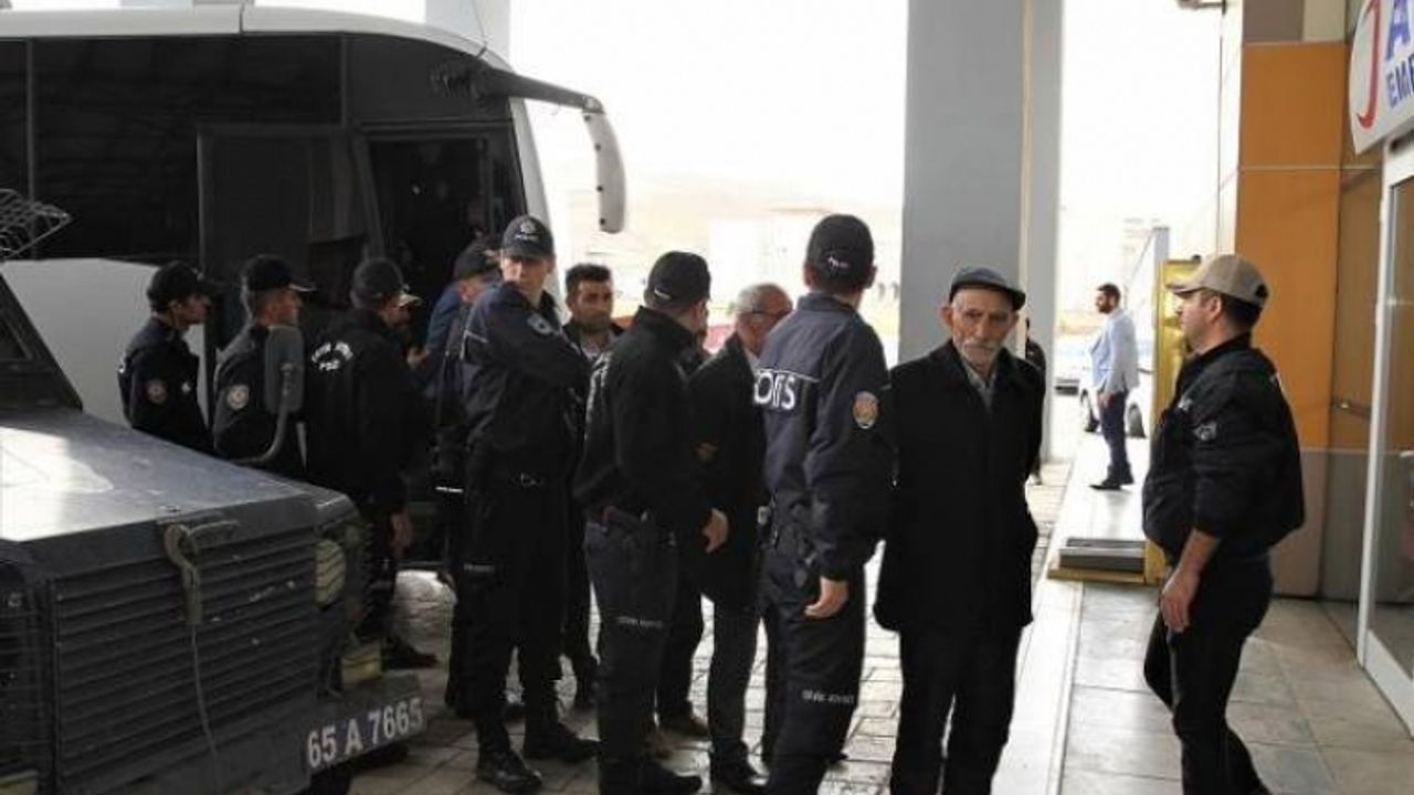 Van'da 3’ü muhtar 15 kişi tutuklandı