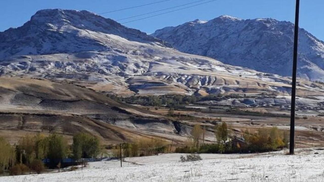 Van'da 'Erek Dağı'na yılın ilk karı yağdı