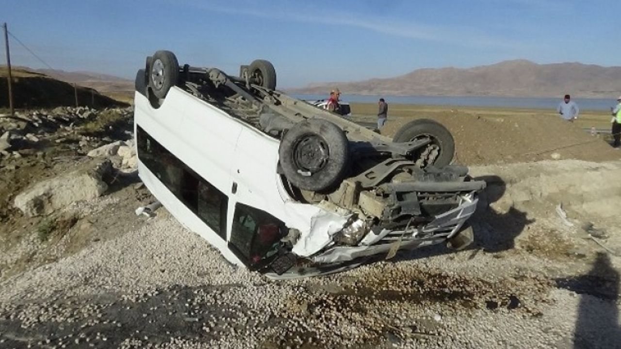 Van'da öğrenci servisi kaza yaptı: 10 yaralı