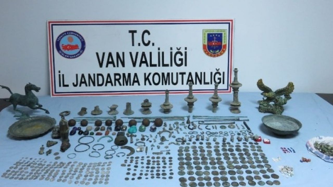 Van'da Tarihi eser,3 kilo morfin ve 8 bin paket kaçak sigara elegeçirildi.