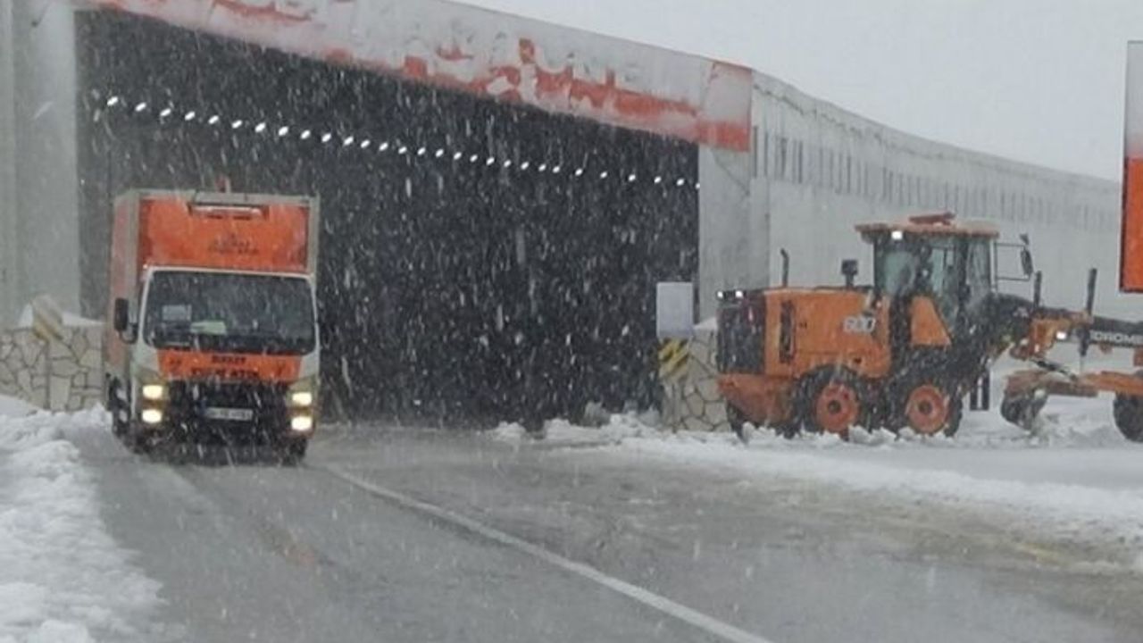 Van Karabet Geçidi’nde kar etkili oluyor
