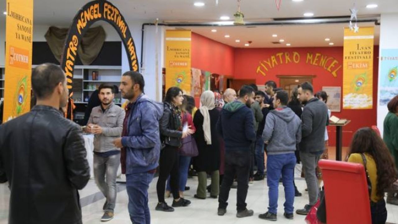 Van Tiyatro Festivali'ne tiyatroseverlerden tam not