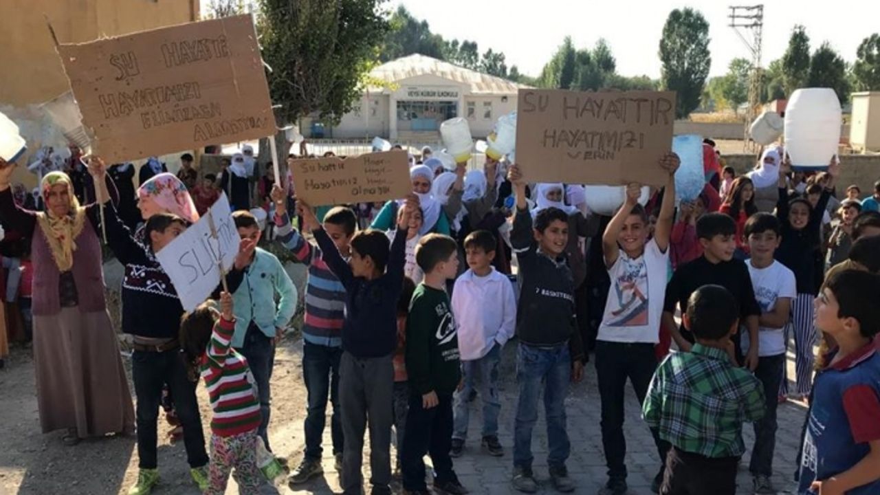 Erciş'te 11 Gündür Suyu Akmayan Mahalleliler Eylem Yaptı