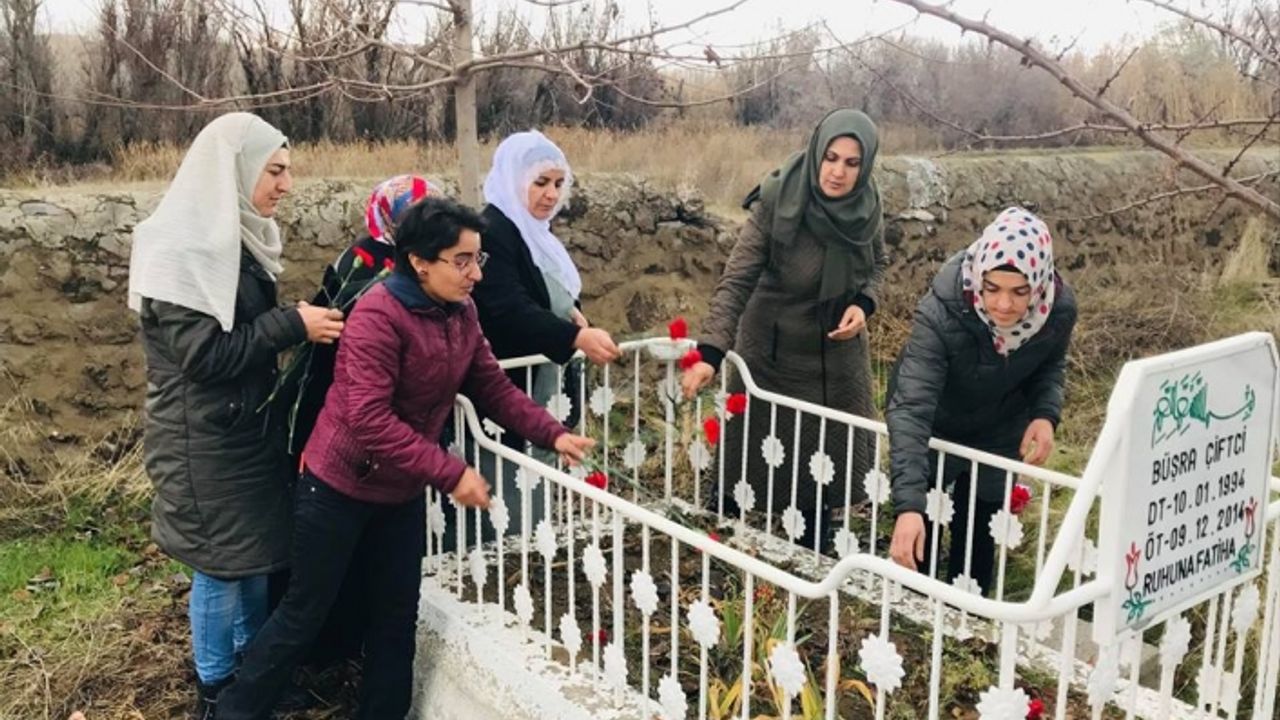 Erciş'te Katledilen Kadınlar Mezarları Başında Anıldı