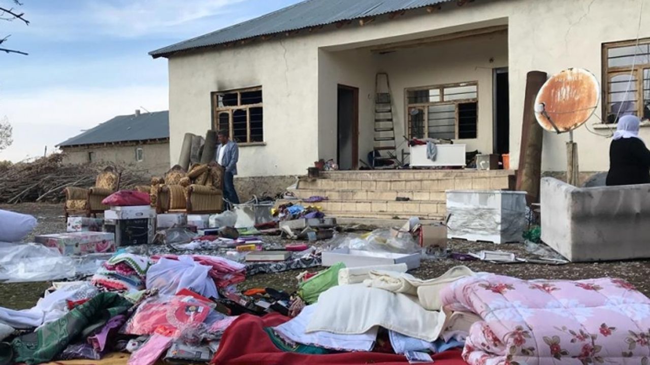 Erciş’te Bir Eve Atılan Gaz Bombası Yangına Sebep Oldu
