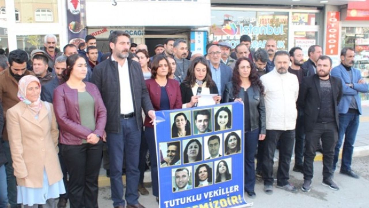 Van'da ' 4 Kasım Darbesi' protesto edildi