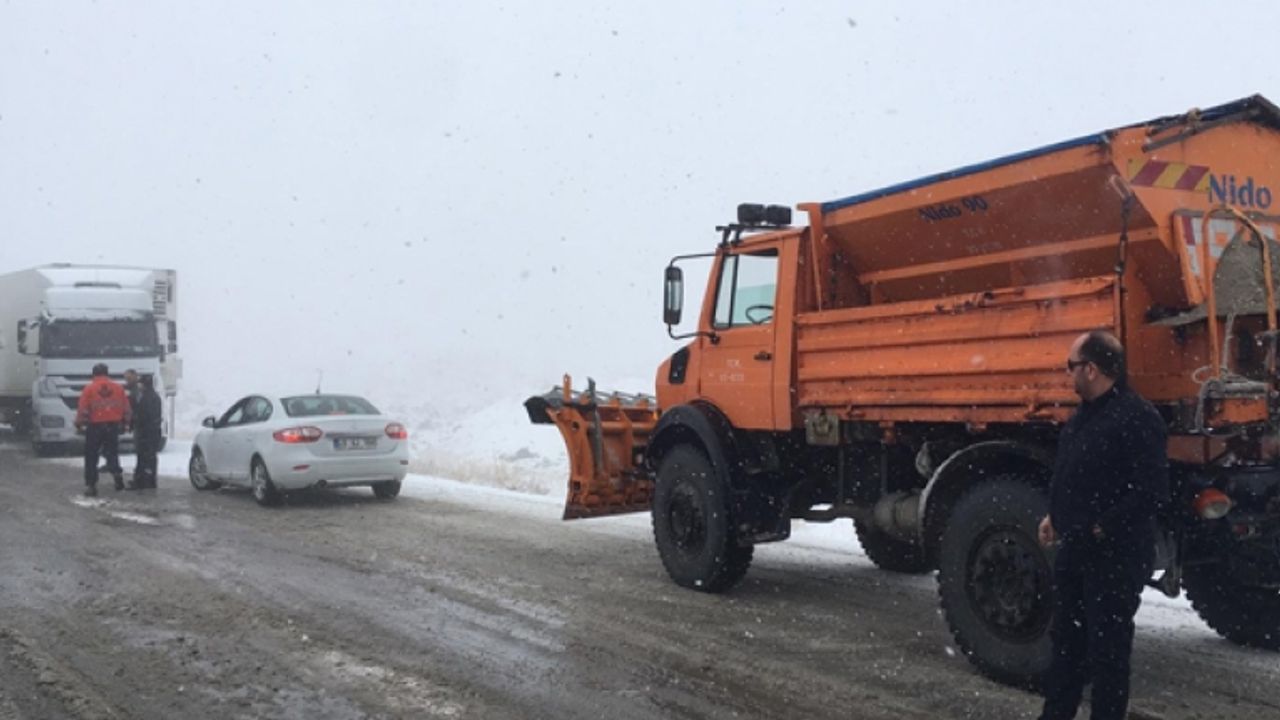 Van'da kar ve tipi trafikte aksamalara neden oluyor