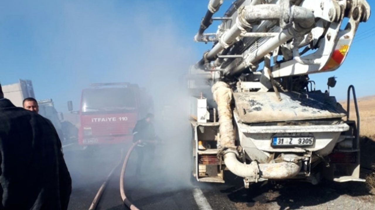 Van'da Seyir Halindeki Beton Mikseri Alev Alev Yandı