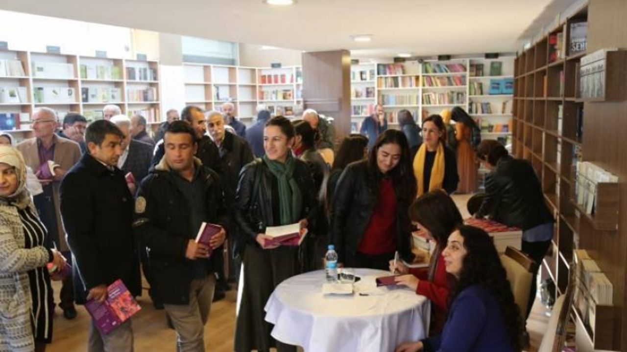 Van'da ‘Siyasetin Mor Rengi’ kitabı imzalandı