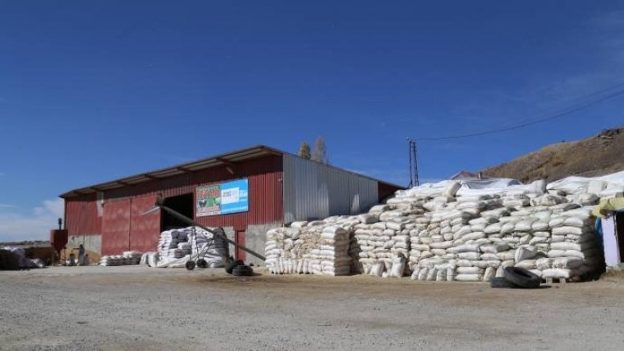 Van'da Yem ve saman alımları durdu esnaf perişan!