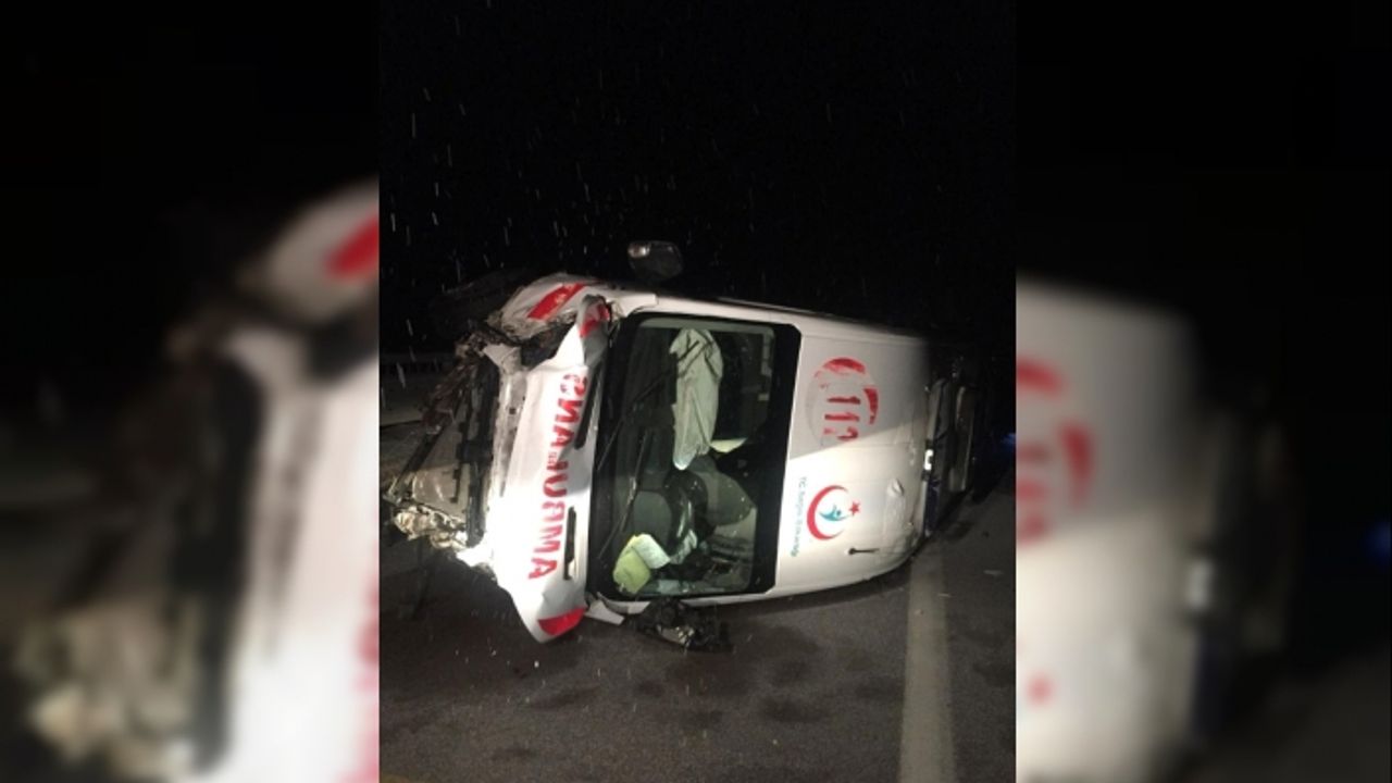 Hasta Taşıyan Ambulansla Ticari Araç Çarpıştı: 10 Yaralı