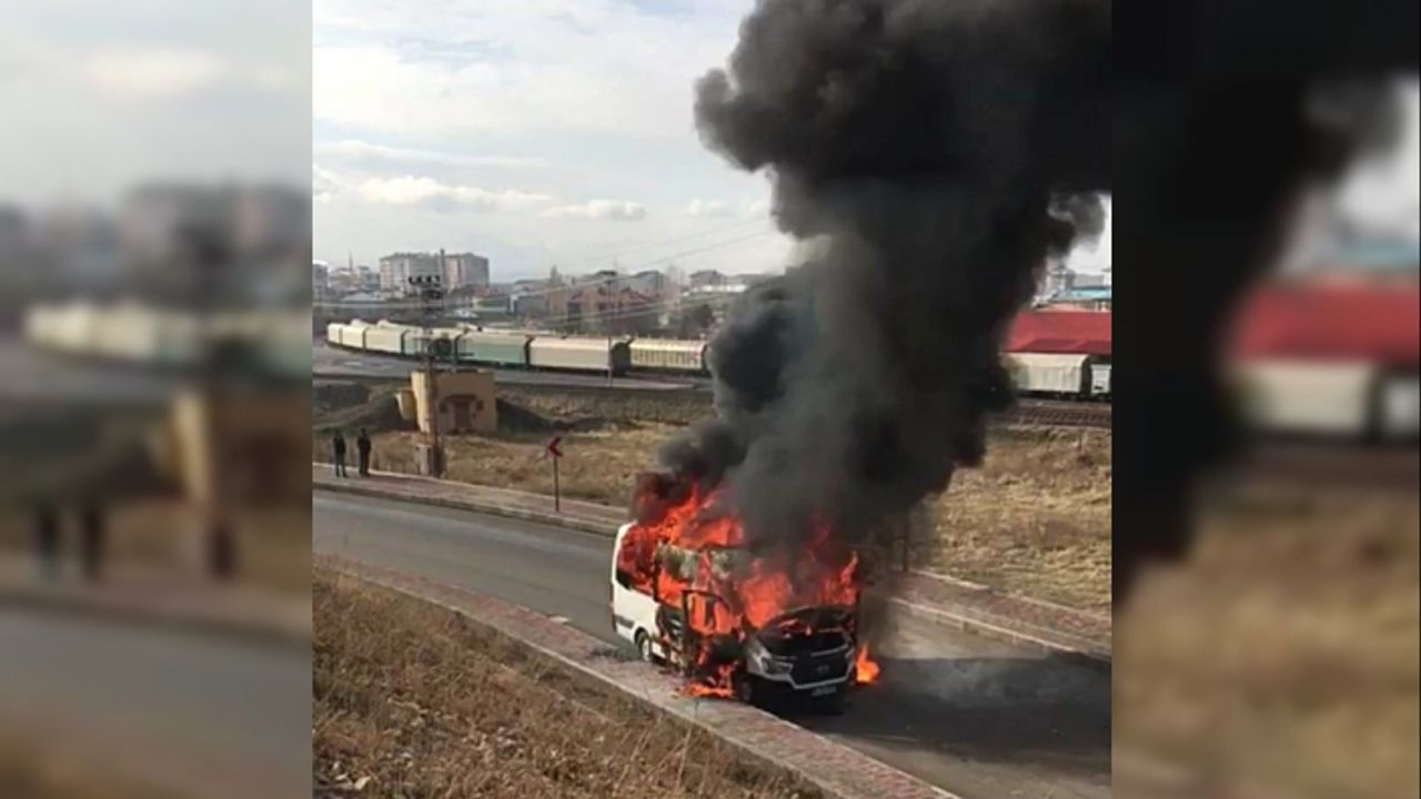 Van'da Seyir Halindeki Minibüs Alev Alev Yandı