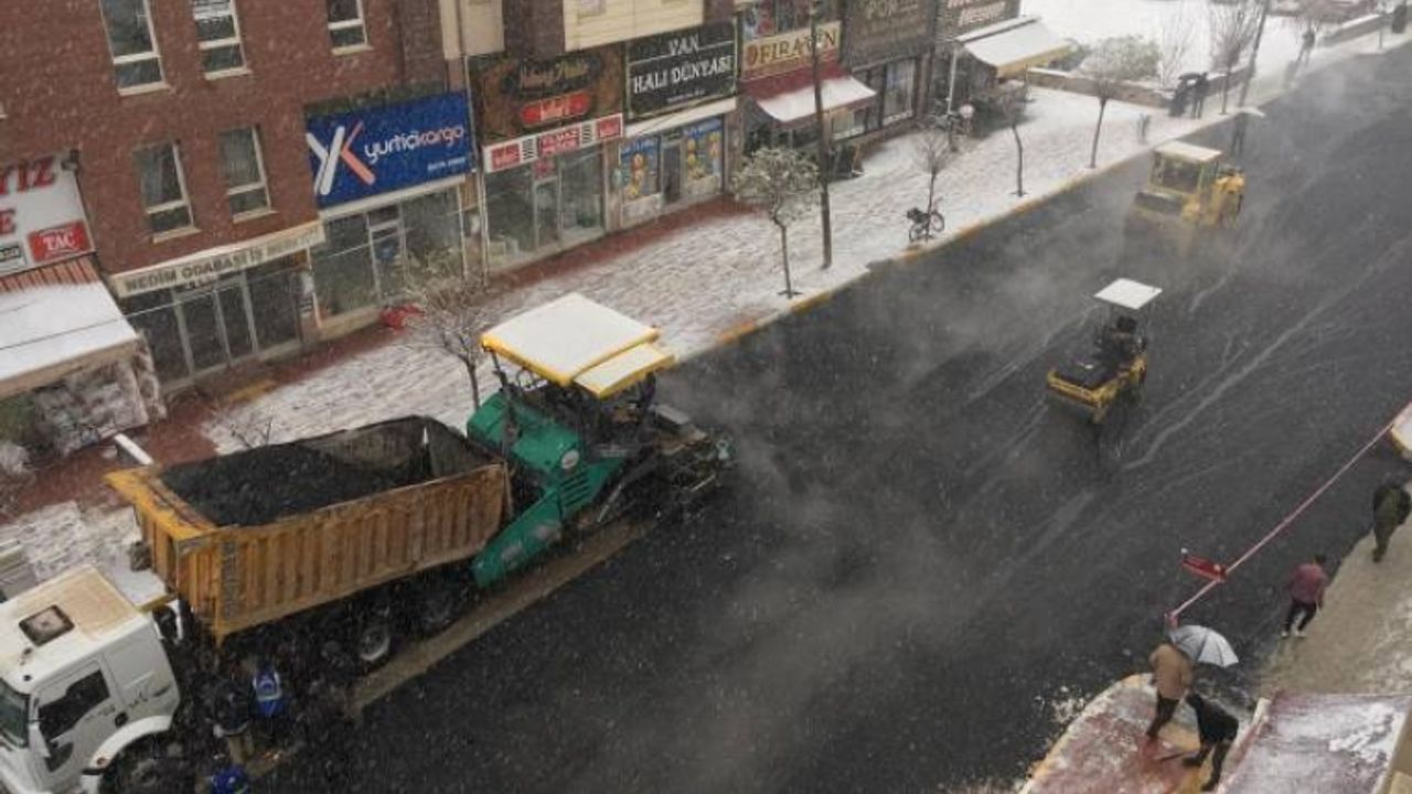 Van'da Kar yağdı kayyım asfalta başladı